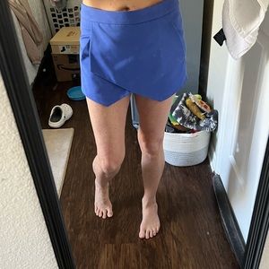 Express NWT sz 0 blue tuxedo skorts.